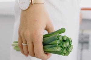 batch cooking mujer con verduras en la mano