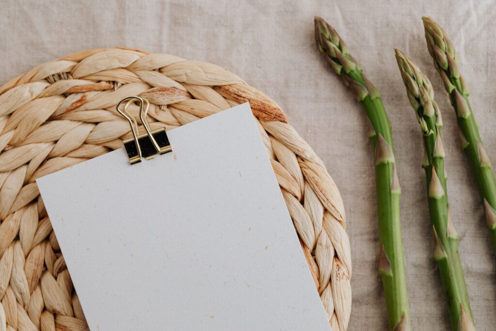 espárragos verdes y blog de notas para cocinar en primavera