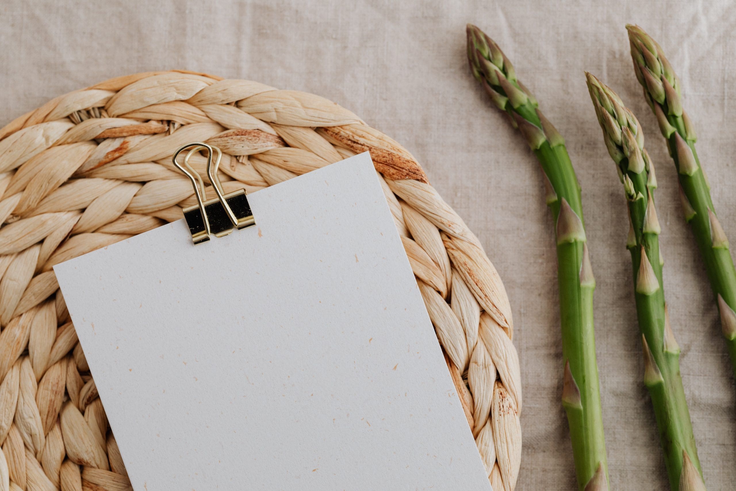 espárragos verdes y blog de notas para cocinar en primavera