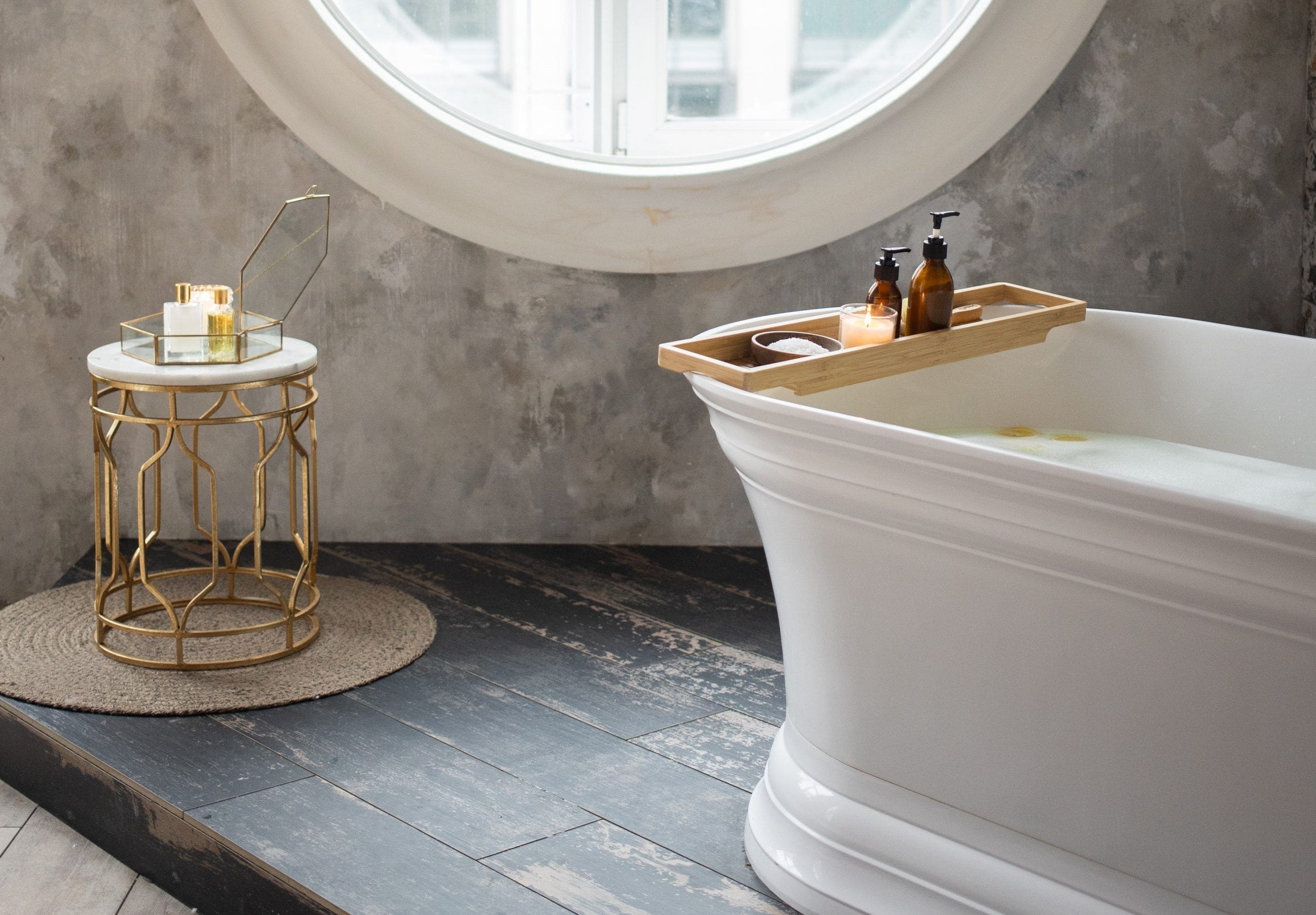 baño estilo romántico ordenado con bañera relajante organiza tu casa