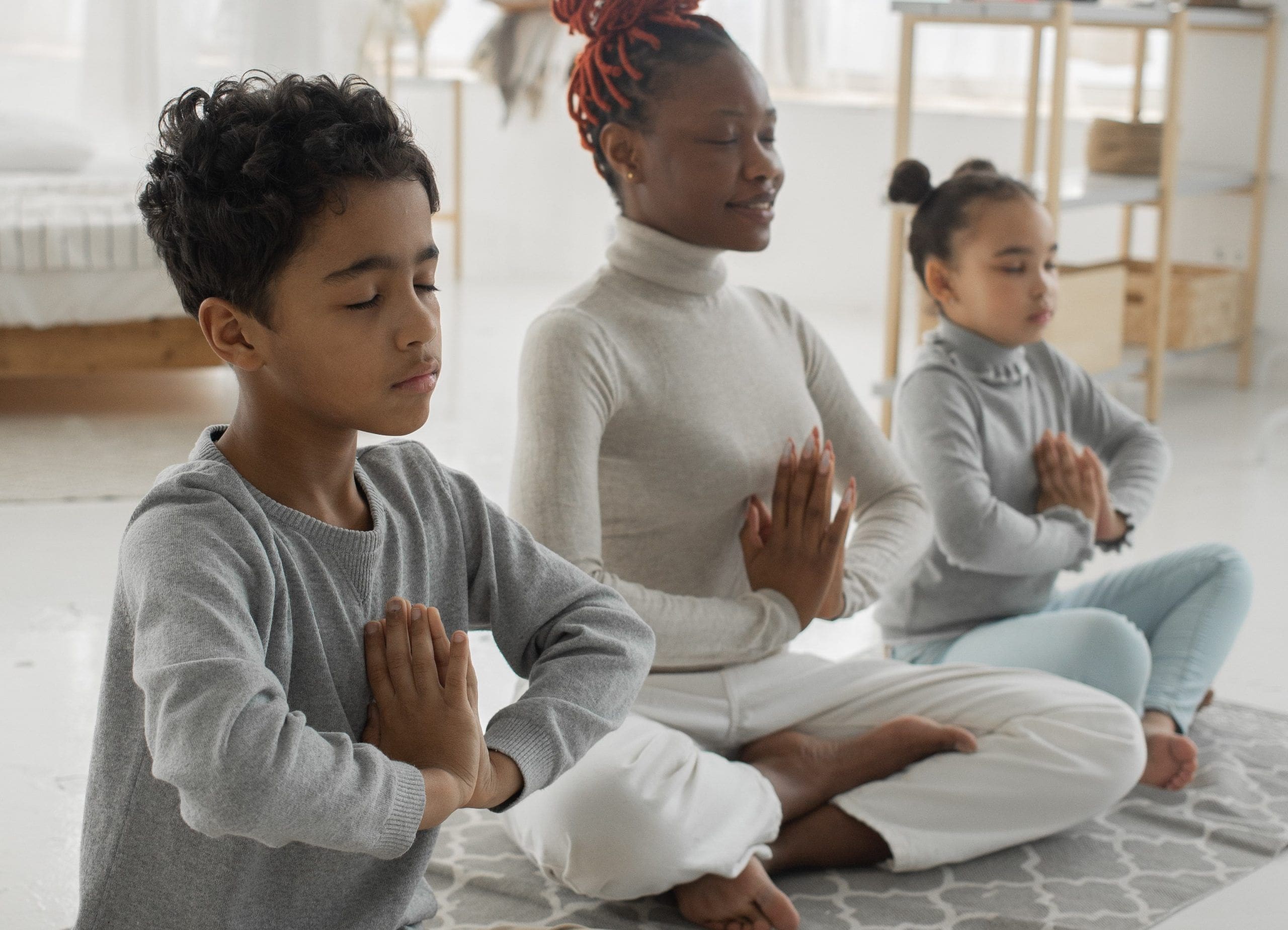 familia haciendo meditación en el salón ordenado