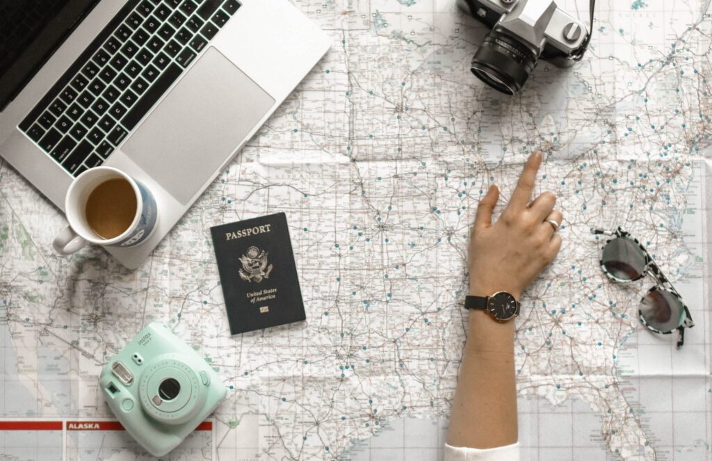 Mujer señalando en un mapa escapada romántica