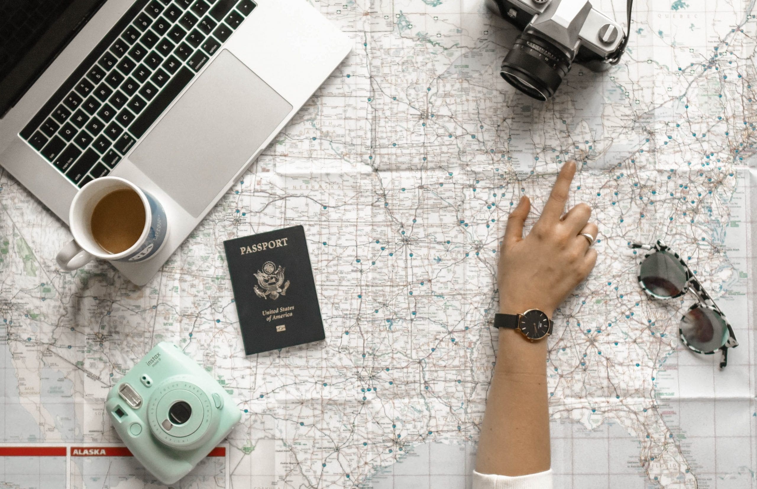 Mujer señalando en un mapa escapada romántica