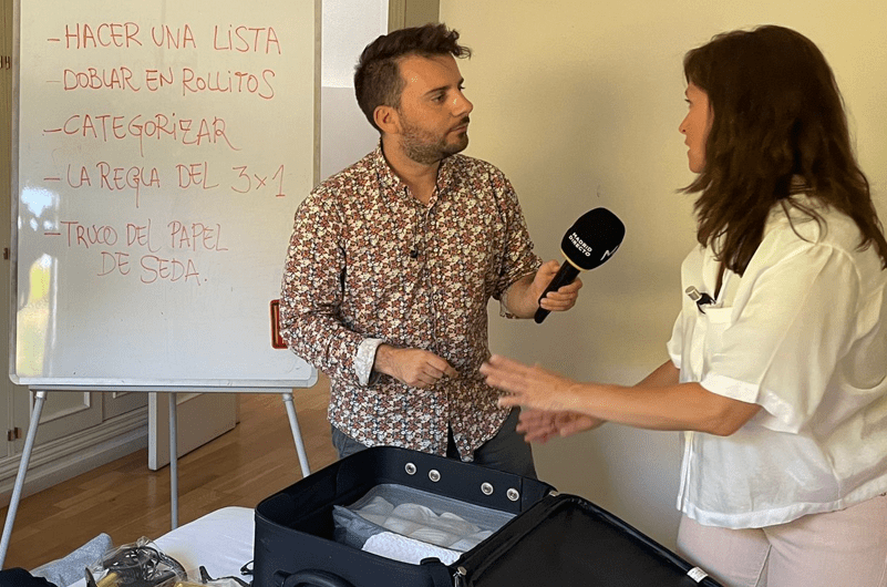 Fotografía de un documental con María Leániz (dueña de Atelier del orden) enseñando trucos para hacer la maleta
