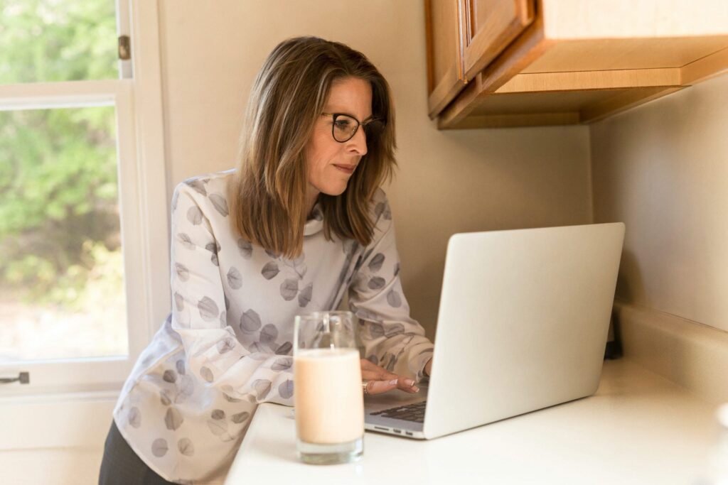 Fotografía de una mujer trabajando en su oficina en casa ordenada y organizada