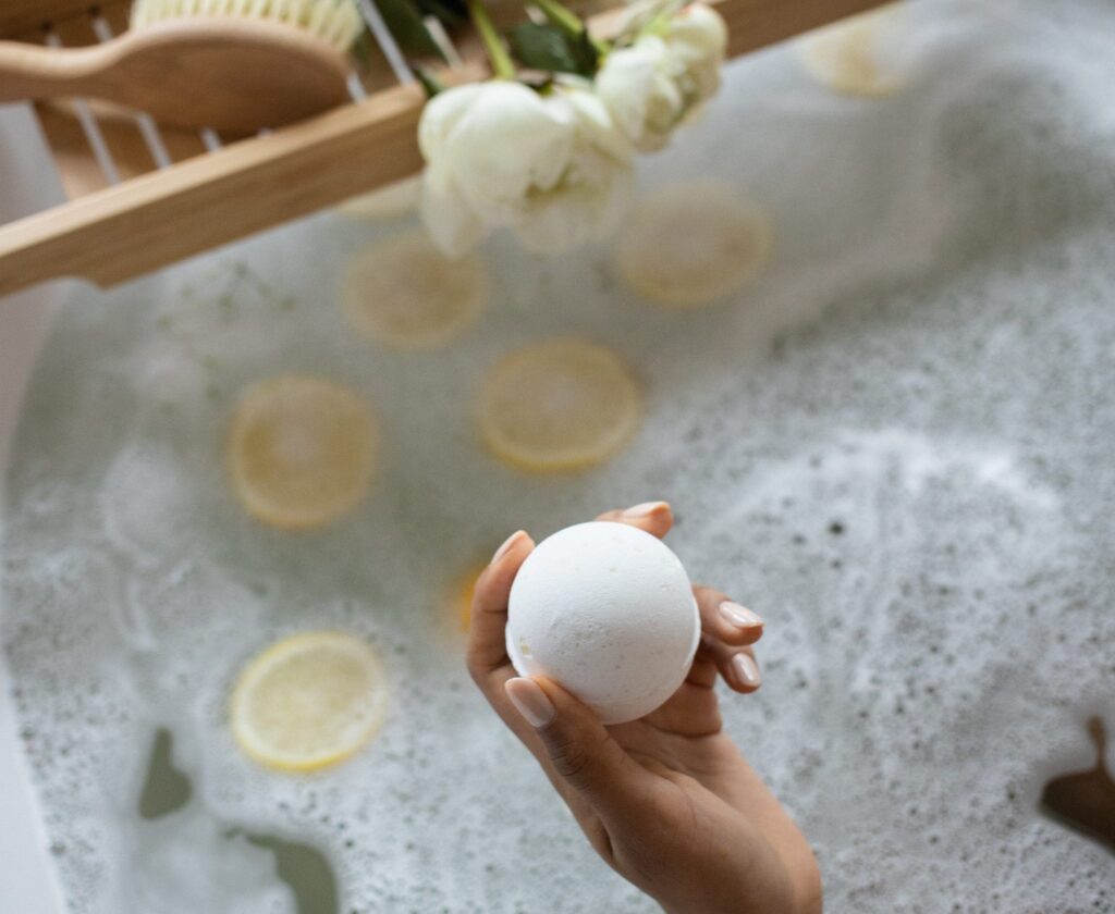 Mujer sujetando una bola efervescente de baño