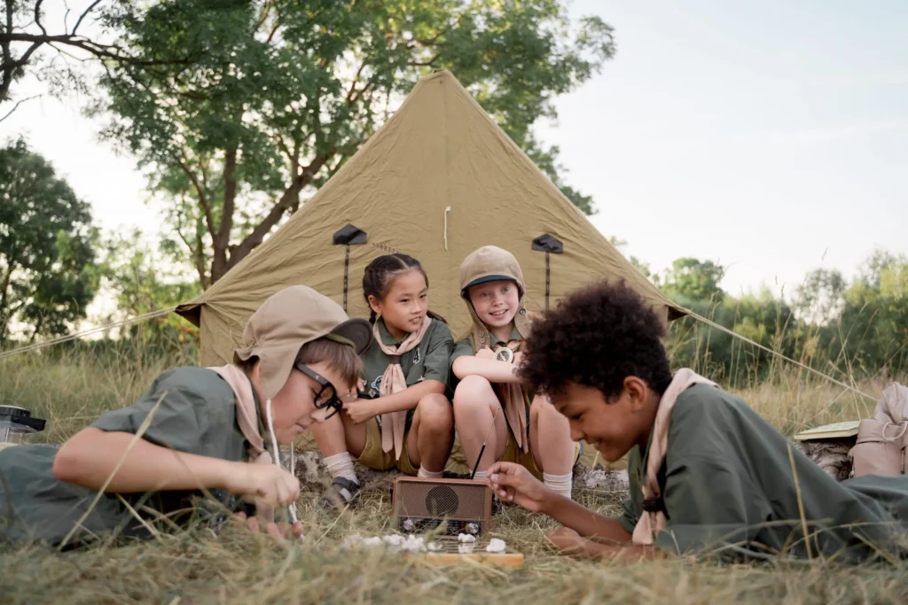 Niños den un campamento de verano