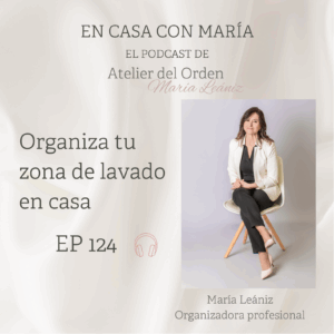 María de Atelier del Orden aparece en primer plano, sonriente, junto al titular del episodio del podcast: 'Organiza tu zona de lavado en casa'. Imagen destacada del blog del podcast 'En casa con María'