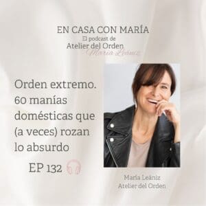 Imagen de la presentadora del podcast En casa con María, organizadora profesional de Atelier del Orden, con el titular: Orden extremo. 60 manías domésticas.