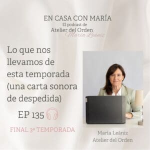 Portada del último episodio de la tercera temporada del podcast En casa con María, de Atelier del Orden, organizadora profesional.