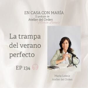 Portada del episodio 134 del podcast sobre orden y organización "En casa con María". Aparece la presentadora, María Leániz, de Atelier del Orden, delante del micrófono.