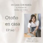 Podcast Imagen de portada del podcast En Casa con María, episodio 143. Aparece el título del episodio: otoño en casa, y la presentadora, María Leániz con unos jerséis en la mano.