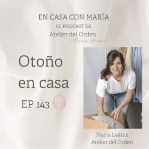 Imagen de portada del podcast En Casa con María, episodio 143. Aparece el título del episodio: otoño en casa, y la presentadora, María Leániz con unos jerséis en la mano.