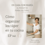 Portada del episodio 141 del podcast En casa con María, de Atelier del Orden, con foto de la creadora, María Leániz, y titular del episodio: Cómo ordenar los táper en tu cocina.
