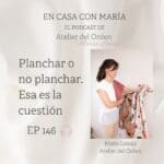 Portada del episodio 146 del podcast "En casa con María" de María Leániz, fundadora de Atelier del Orden. Foto de María con una falda en la mano y el título del episodio sobreimpreso: Planchar o no planchar. Esa es la cuestión.