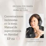 Portada del episodio 152 del podcast En casa con María. Se ve una foto de la presentadora, María Léaniz, de Atelier del Orden, y una frase en tamaño grande que es el título de este episodio: Conversaciones incómodas en la mesa. Manual de supervivencia en Navidad.
