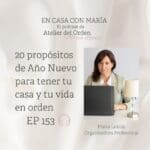 Portada del episodio 153 del podcast En casa con María, de María leániz, organizadora profesional y fundadora de Atelier del Orden. Aparece María en una foto junto al título del episodio: 20 propósitos de Año Nuevo para tener tu casa y tu vida ordenadas.
