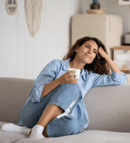 Mujer relajada en su casa ordenada.