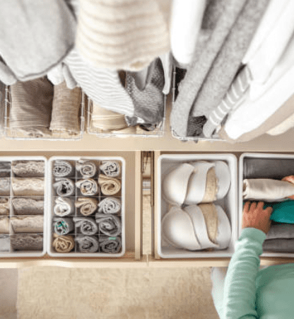 Organizadora profesional organizando la ropa en cajones