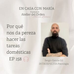 Epiodio del podcast En casa con María sobre por qué nos da pereza hacer las tareas domésticas, con María Leániz, de Atelier del Orden.