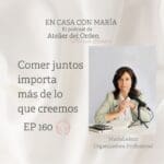 Podcast sobre investigaciones que constatan que comer acompañado multiplica nuestra felicidad. Portada del episodio del podcast "En casa con María" que trata este tema, con una imagen de la presentadora, María Leániz, fundadora de Atelier del Orden, y el título "Comer juntos importa más de lo que creemos".