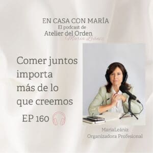 Podcast sobre investigaciones que constatan que comer acompañado multiplica nuestra felicidad. Portada del episodio del podcast "En casa con María" que trata este tema, con una imagen de la presentadora, María Leániz, fundadora de Atelier del Orden, y el título "Comer juntos importa más de lo que creemos".