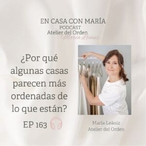 Portada del episodio 163 del podcast En casa con María, de María Leániz, organizadora profesional en Atelier del Orden. En la imagen, primer plano de la presentadora.