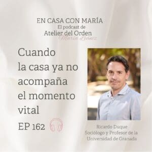 Portada del episodio 162 del podcast En casa con María, presentado por María Leániz. En la imagen aparece el invitado, Ricardo Duque, sociólogo, que nos habla de ese momento en que la casa ya no acompaña el momento vital.
